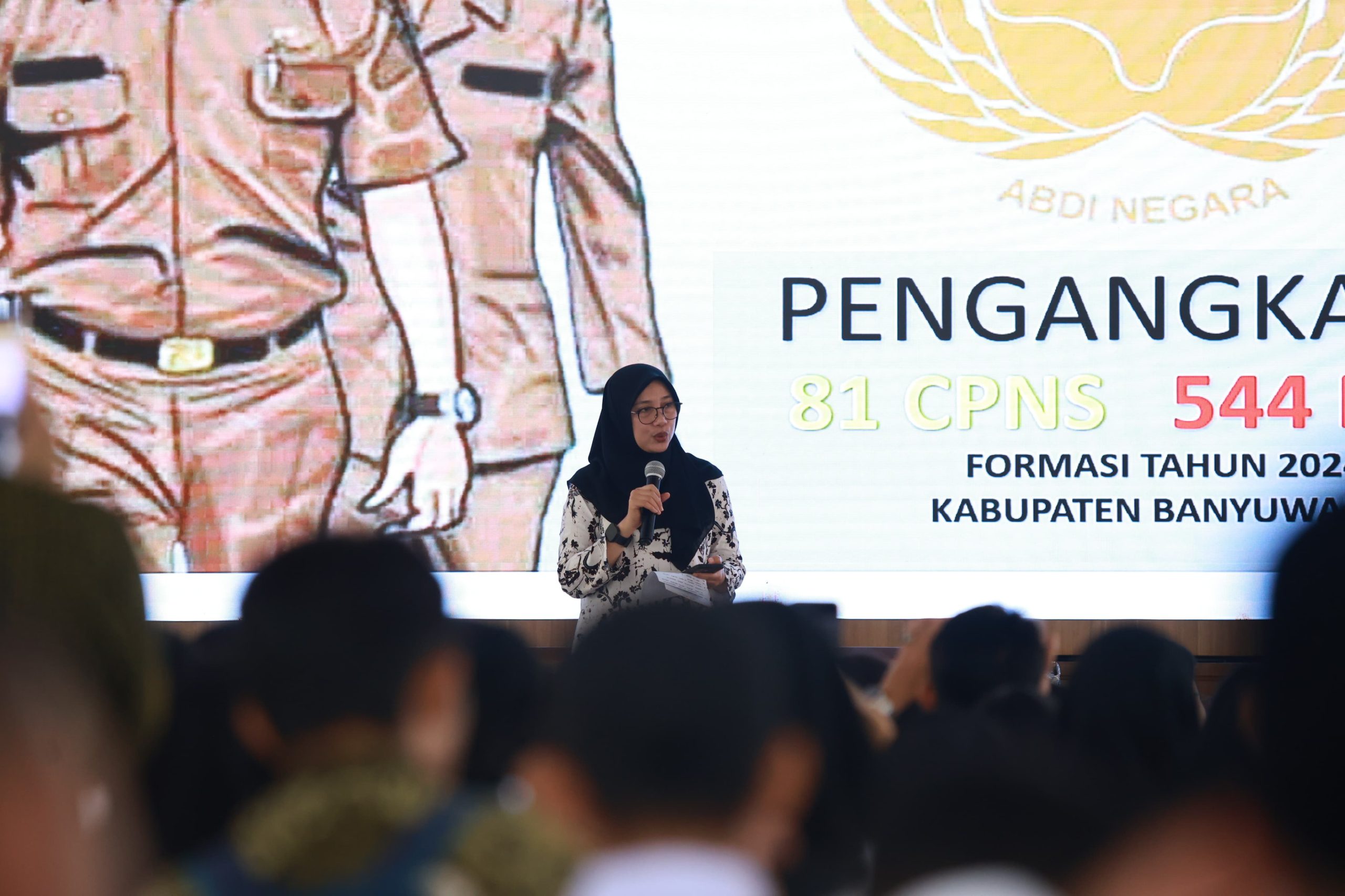 serahkan-625-sk-cpns-dan-pppk,-bupati-ipuk:-jadilah-asn-yang-adaptif