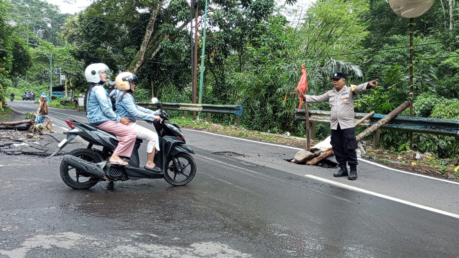 luapan-air-di-tanjakan-jelun-surut,-polsek-licin-pastikan-situasi-aman-dan-kondusif