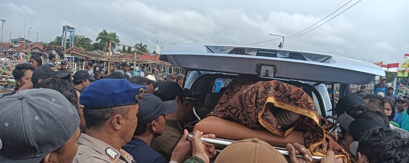 diterjang-ombak-di-sembulungan,-satu-nelayan-tewas,-dua-masih-hilang