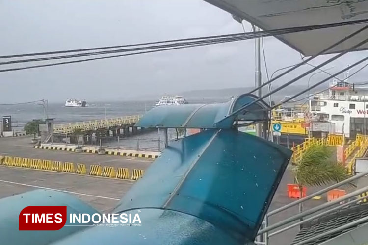 angin-kencang-hantam-selat-bali,-pelabuhan-ketapang-banyuwangi-ditutup-sementara-–-times-banyuwangi