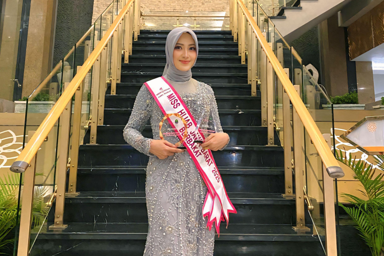 kala-pesona-hijab-dan-keindahan-seni-menyatu-dalam-diri-adisti-puspitasari-–-times-banyuwangi
