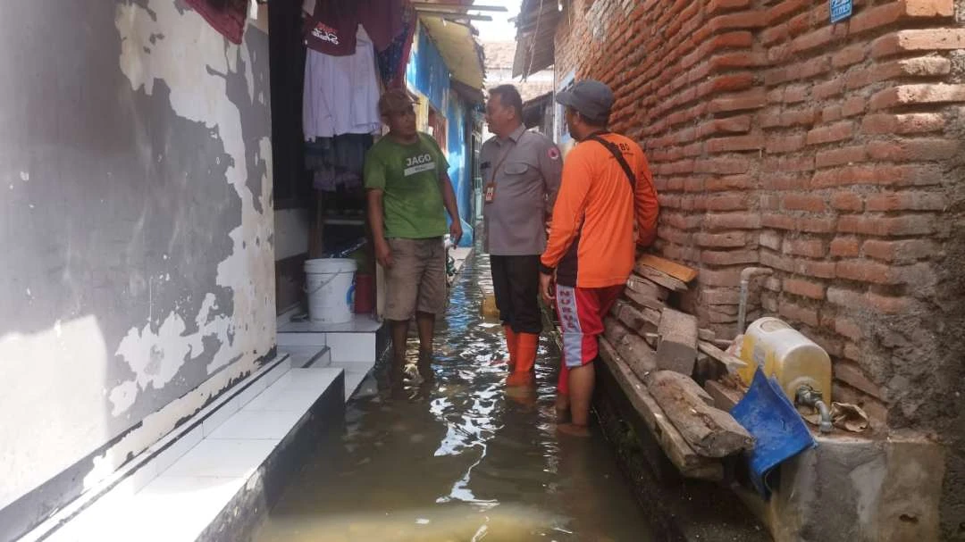 banjir-rob-landa-pemukiman-di-banyuwangi,-bpbd-upayakan-pasang-klep-di-saluran-air