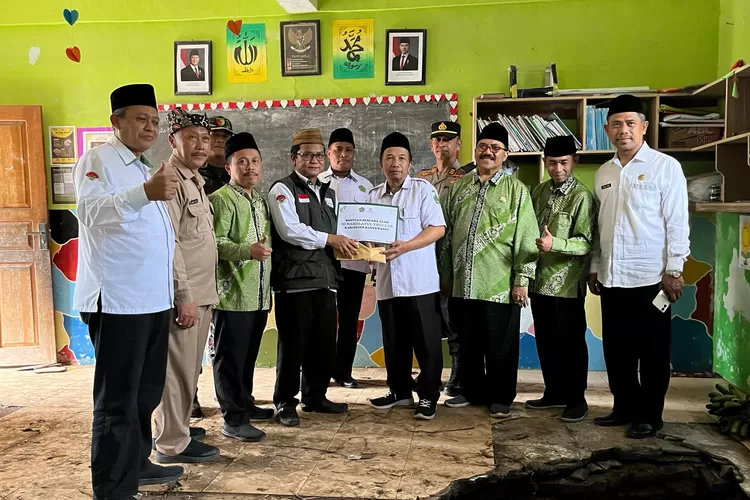 baznas-banyuwangi-salurkan-bantuan-bencana-alam-ke-mi-nahdlatul-thullab