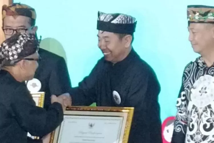 konsisten-jaga-bahasa-osing,-banyuwangi-diganjar-penghargaan-dari-dikdasmen-ri