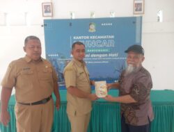 Tim Omahseum Banyuwangi Menyerahkan Buku Sejarah “Blambangan Kuno” kepada Camat Muncar