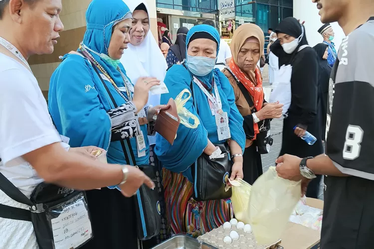 serasa-di-rumah!-cjh-banyuwangi-nikmati-jajanan-khas-indonesia-di-sekitar-masjidilharam