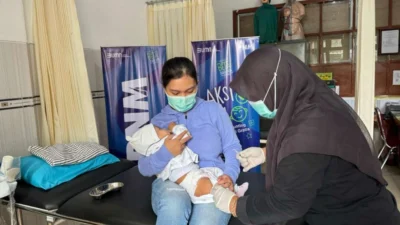 cegah-stunting,-pnm-banyuwangi-gelar-imunisasi-dan-bagikan-paket-gizi-bagi-bumil-dan-balita