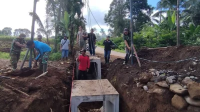 cegah-luapan-air-dan-lumpur-saat-hujan,-dibangun-drainase-di-sisi-jalan-menuju-twa-kawah-ijen