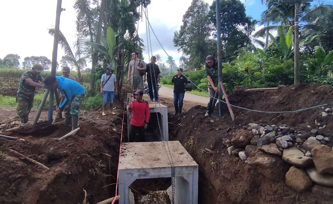 cegah-luapan-air-dan-lumpur-saat-hujan,-dibangun-drainase-di-sisi-jalan-menuju-twa-kawah-ijen