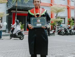 Jadi Sarjana Usia 60, Kisah Pak No Ini Bikin Hati Nggak Kuat: Jual Kambing Demi Kuliah