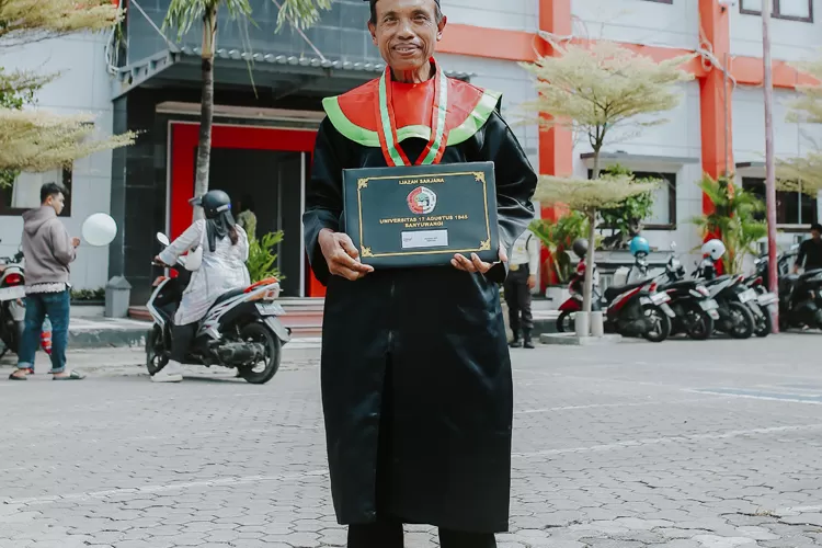 jadi-sarjana-usia-60,-kisah-pak-no-ini-bikin-hati-nggak-kuat:-jual-kambing-demi-kuliah