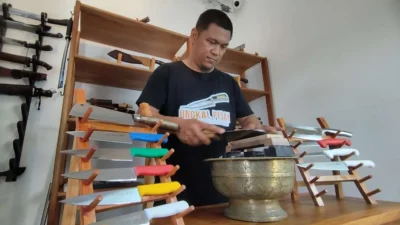 berkah-hari-raya-idul-adha,-jasa-asah-pisau-di-banyuwangi-panen-permintaan