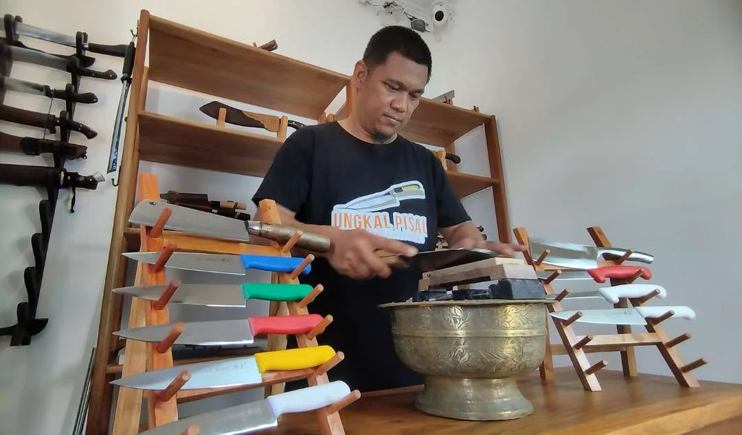berkah-hari-raya-idul-adha,-jasa-asah-pisau-di-banyuwangi-panen-permintaan