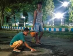 Miris, Jalan Depan Kantor Desa Rusak Parah, Warga Sampai Iuran Sendiri untuk Menambal