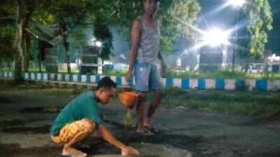 miris,-jalan-depan-kantor-desa-rusak-parah,-warga-sampai-iuran-sendiri-untuk-menambal