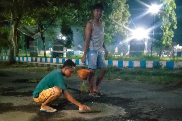 miris,-jalan-depan-kantor-desa-rusak-parah,-warga-sampai-iuran-sendiri-untuk-menambal