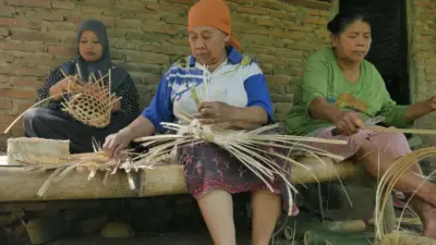 penggunaan-kantong-plastik-ditekan,-kerajinan-wadah-berbahan-bambu-di-banyuwangi-menggeliat