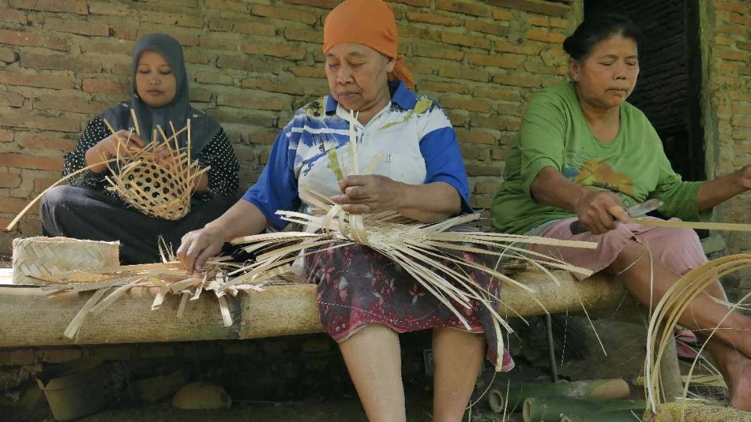 penggunaan-kantong-plastik-ditekan,-kerajinan-wadah-berbahan-bambu-di-banyuwangi-menggeliat