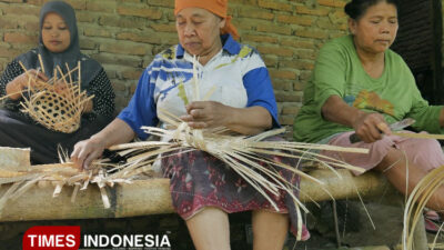 banyuwangi-batasi-kantong-plastik,-besek-bambu-kembali-jadi-primadona-–-times-banyuwangi