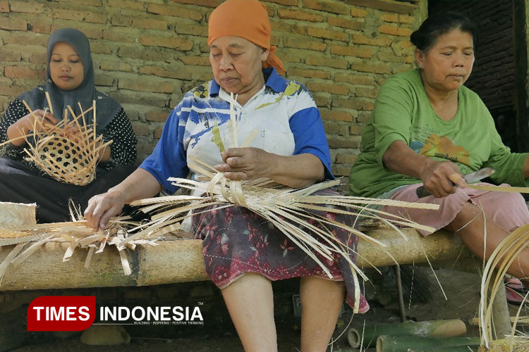 banyuwangi-batasi-kantong-plastik,-besek-bambu-kembali-jadi-primadona-–-times-banyuwangi