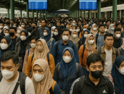 Stasiun Pasar Senen dan Gambir Full, Ribuan Penumpang Serbu Tiket Kereta Api Idul Adha