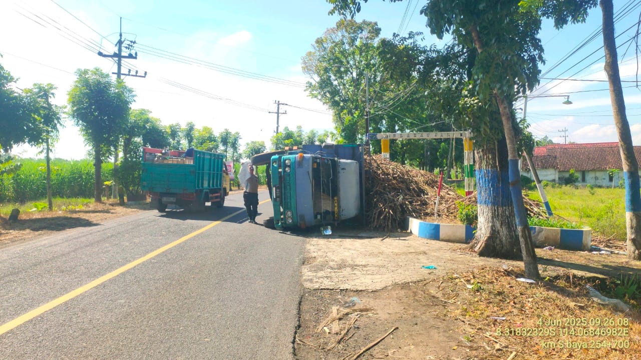 diduga-over-load-muatan-truk-muat-tebu-terguling-di-glenmore
