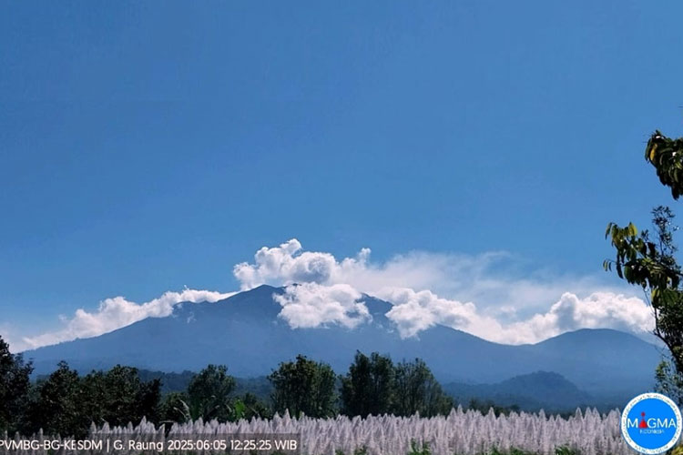 gunung-raung-erupsi-5-juni,-muntahan-abu-vulkanik-capai-600-meter-–-times-banyuwangi