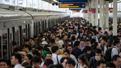 tingginya-minat-penumpang-kereta-api-di-daop-1-jakarta-selama-libur-idul-adha-2025