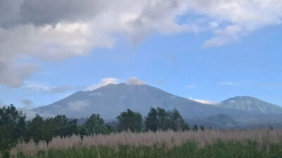 gunung-raung-erupsi-lagi,-kolom-abu-capai-400-meter:-status-masih-waspada-–-times-banyuwangi