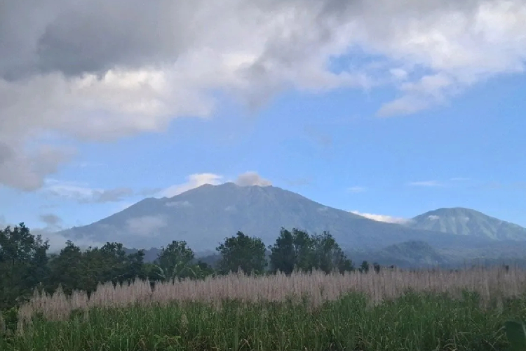 gunung-raung-erupsi-lagi,-kolom-abu-capai-400-meter:-status-masih-waspada-–-times-banyuwangi