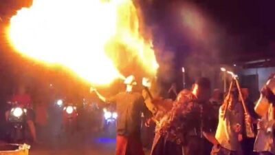 sambut-hari-raya-idul-adha-warga-gembolo-kecamatan-gambiran-gelar-pawai-obor
