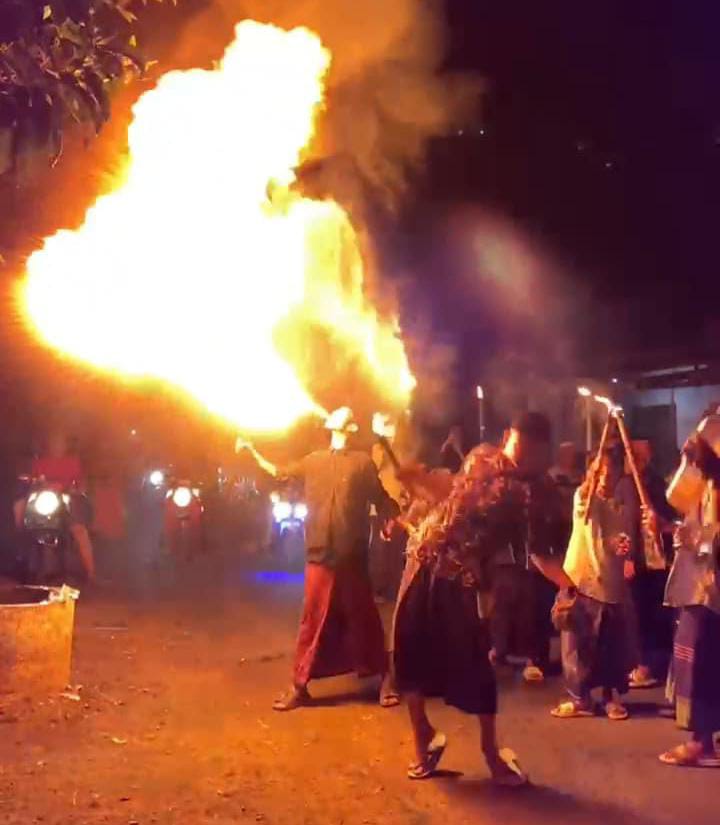 sambut-hari-raya-idul-adha-warga-gembolo-kecamatan-gambiran-gelar-pawai-obor