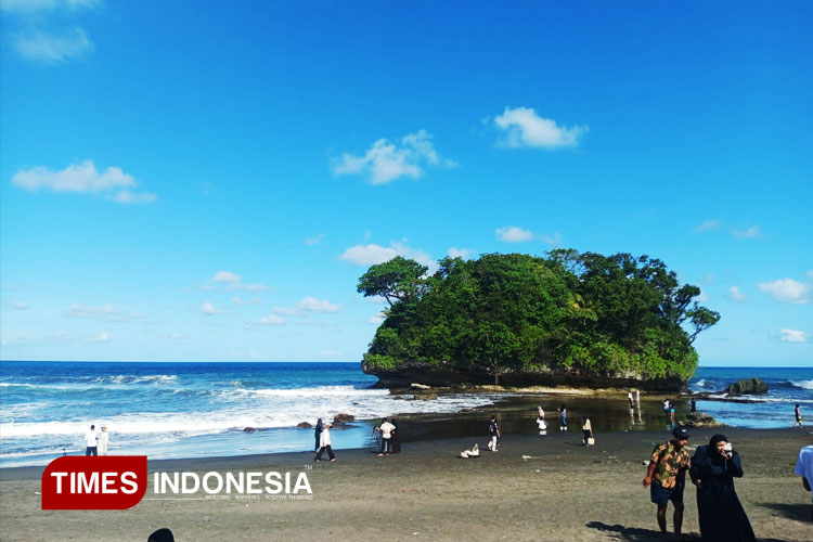 banyak-spot-foto,-daya-tarik-pantai-madasari-pangandaran-yang-memikat-wisatawan-–-times-banyuwangi