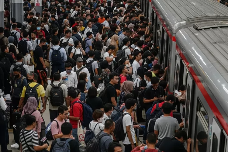 arus-balik-idul-adha-2025,-kereta-api-jadi-pilihan-utama-pemudik-di-wilayah-daop-1-jakarta