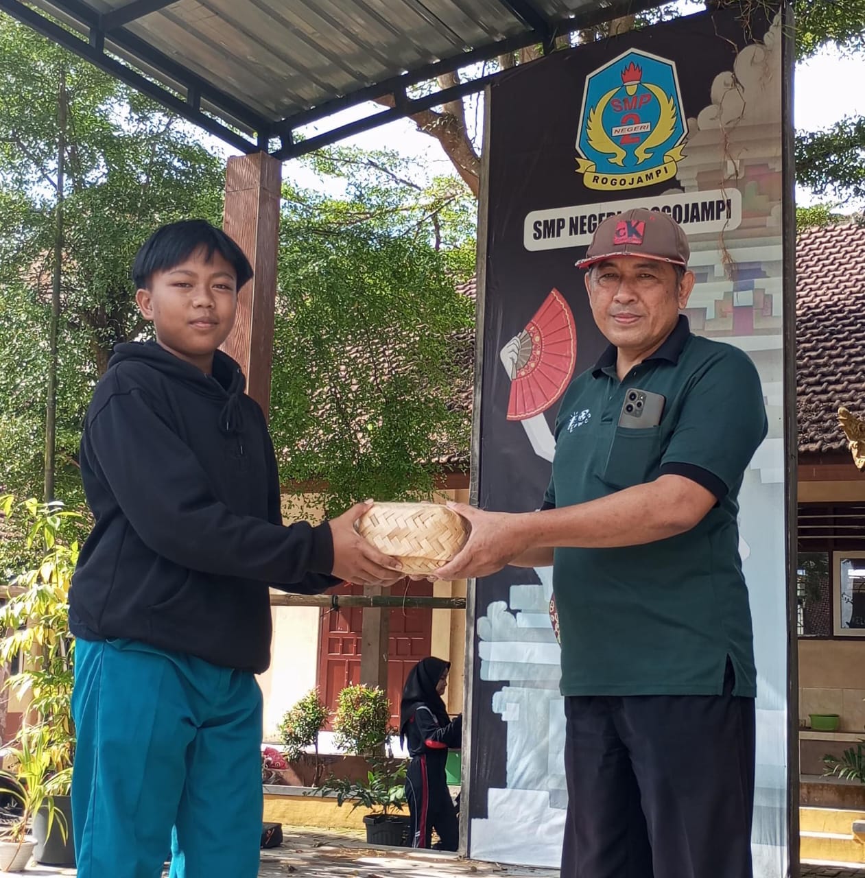 smpn-2-rogojampi-laksanakan-penyembelihan-7-kambing-kurban-,-sebagai-bentuk-solidaritas-asn-berbagi