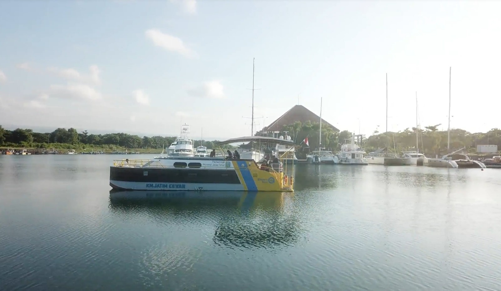 hanya-dengan-rp-79-ribu,-nikmati-keindahan-pantai-banyuwangi-dengan-kapal-listrik-mewah
