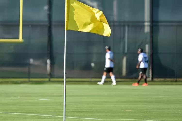 fungsi-tiang-bendera-pada-sudut-lapangan-sepak-bola