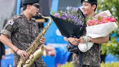 sah!-rm-dan-v-bts-resmi-selesai-wamil,-army-sambut-haru-di-chuncheon-korea