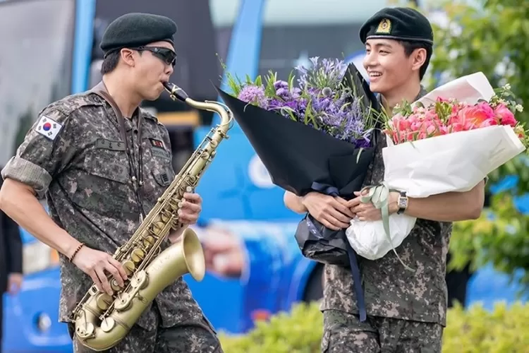 sah!-rm-dan-v-bts-resmi-selesai-wamil,-army-sambut-haru-di-chuncheon-korea