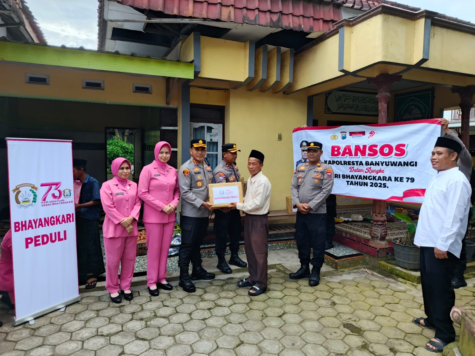 polresta-banyuwangi-tebar-kepedulian-di-panti-jompo-dan-panti-asuhan-jelang-hari-bhayangkara-ke-79
