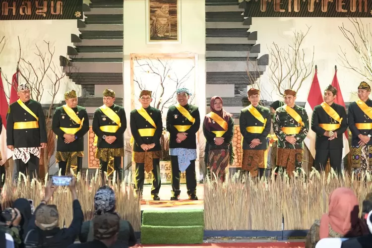menteri-kebudayaan-dianugerahi-gelar-warga-kehormatan-sesepuh-masyarakat-tengger:-budaya-menyatukan-alam,-leluhur,-dan-generasi-bangsa