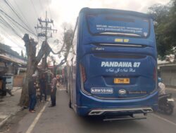 Tersenggol Bus Pandawa, Pengendara Roda Dua Asal Gambiran Alami Patah Tulang