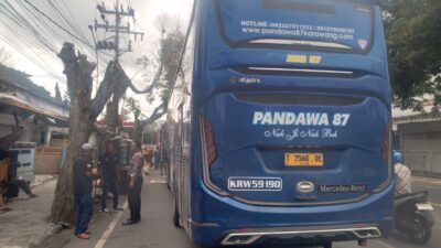 tersenggol-bus-pandawa,-pengendara-roda-dua-asal-gambiran-alami-patah-tulang