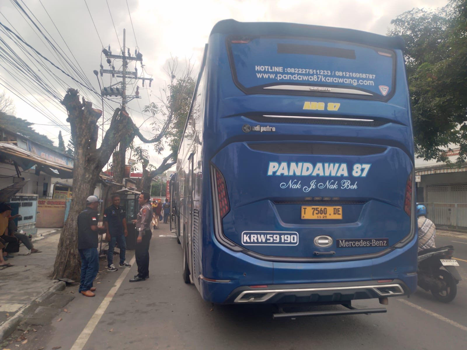 tersenggol-bus-pandawa,-pengendara-roda-dua-asal-gambiran-alami-patah-tulang