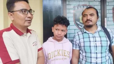 besuk-ayah-di-polresta-banyuwangi,-penyanyi-farel-prayoga:-semoga-bisa-berubah