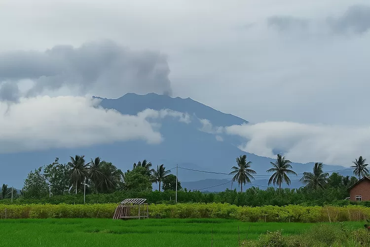 gunung-raung-sering-erupsi-jelang-suro,-mitos-kuno-kembali-terngiang:-kebetulan-atau-pertanda?
