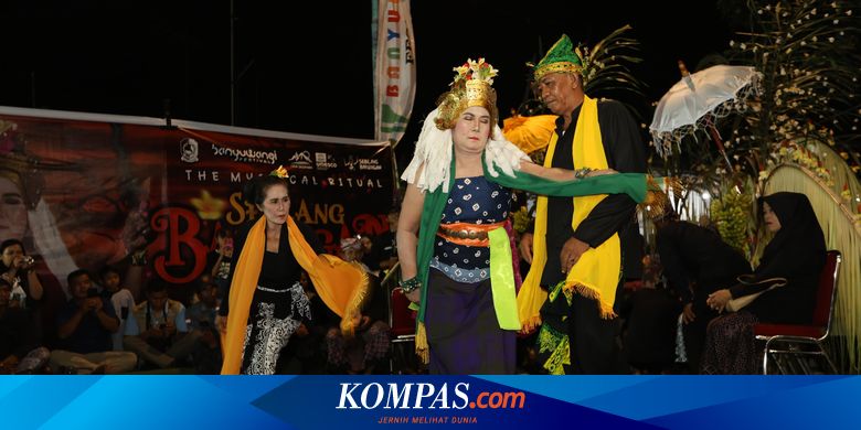 sakralnya-tradisi-seblang-bakungan-banyuwangi-pukau-wisatawan