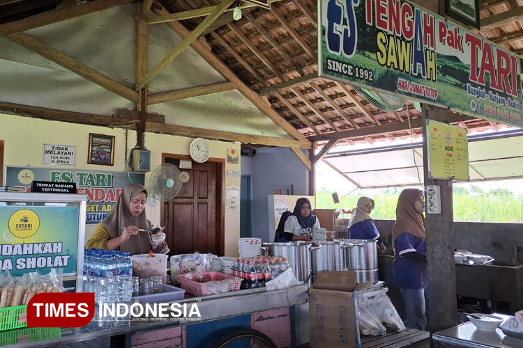 es-tari-legendaris-kunjang,-warung-tengah-sawah-yang-tetap-laris-sejak-1992-–-times-banyuwangi
