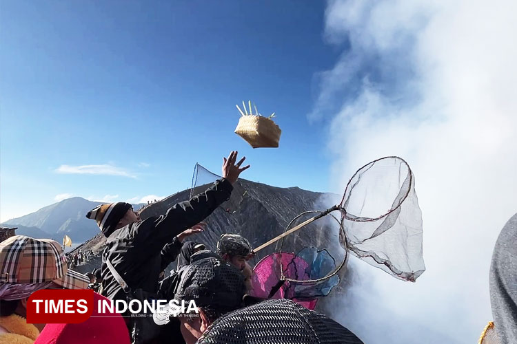 akar-sejarah-yadnya-kasada-bromo,-jejak-cinta-tengger-dan-spiritualitas-abadi-–-times-banyuwangi