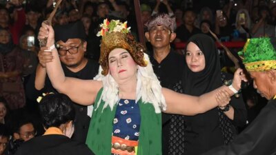 hanya-di-banyuwangi!-tarian-gaib-perempuan-tua-ini-bikin-wisatawan-merinding